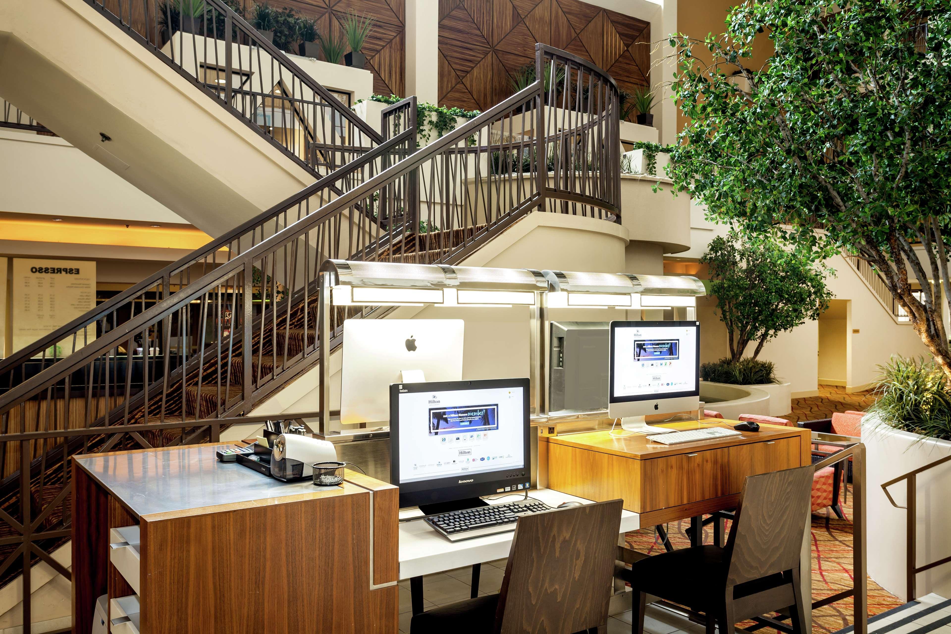 Hilton Stockton Hotel Bagian luar foto